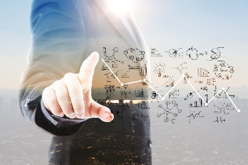 Profesional usando herramientas digitales